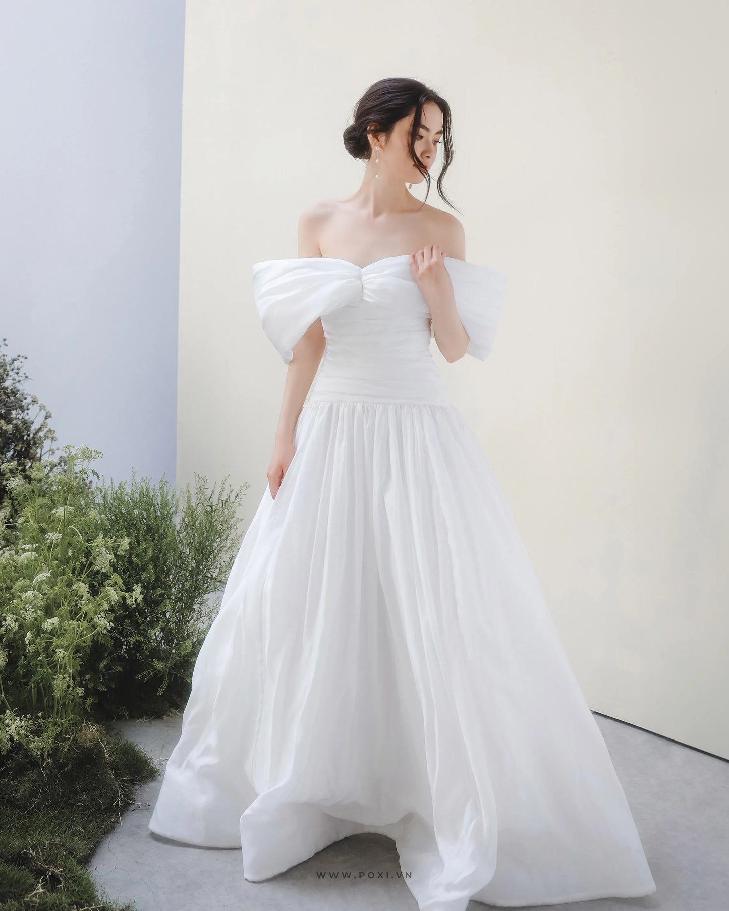 Modern and impressive with an Off-the-shoulder white wedding dress - D1736B