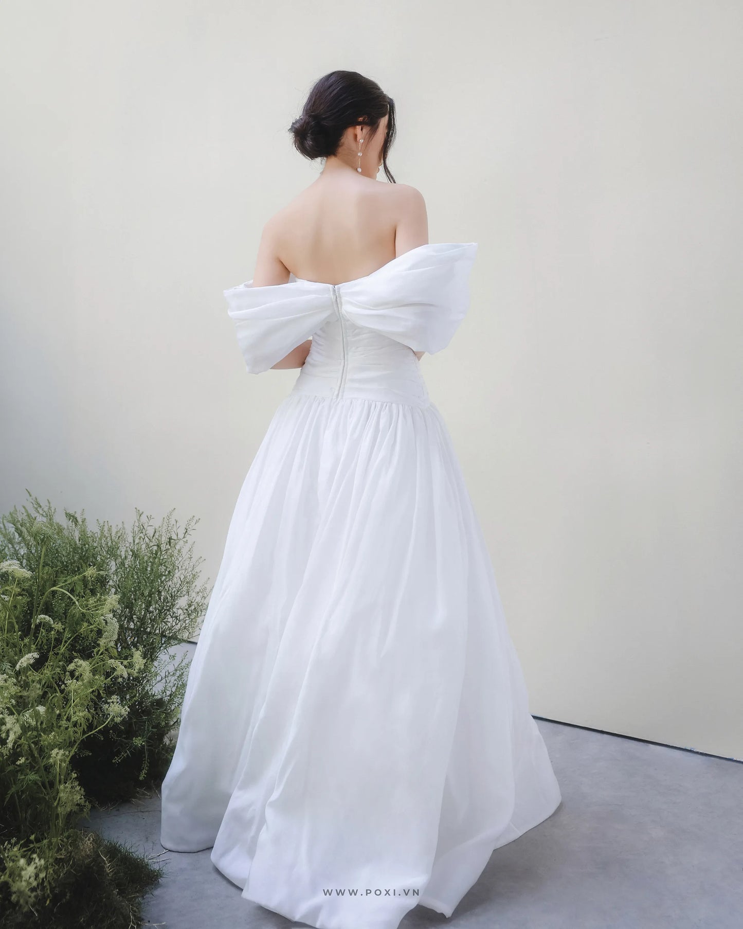 Modern and impressive with an Off-the-shoulder white wedding dress - D1736B