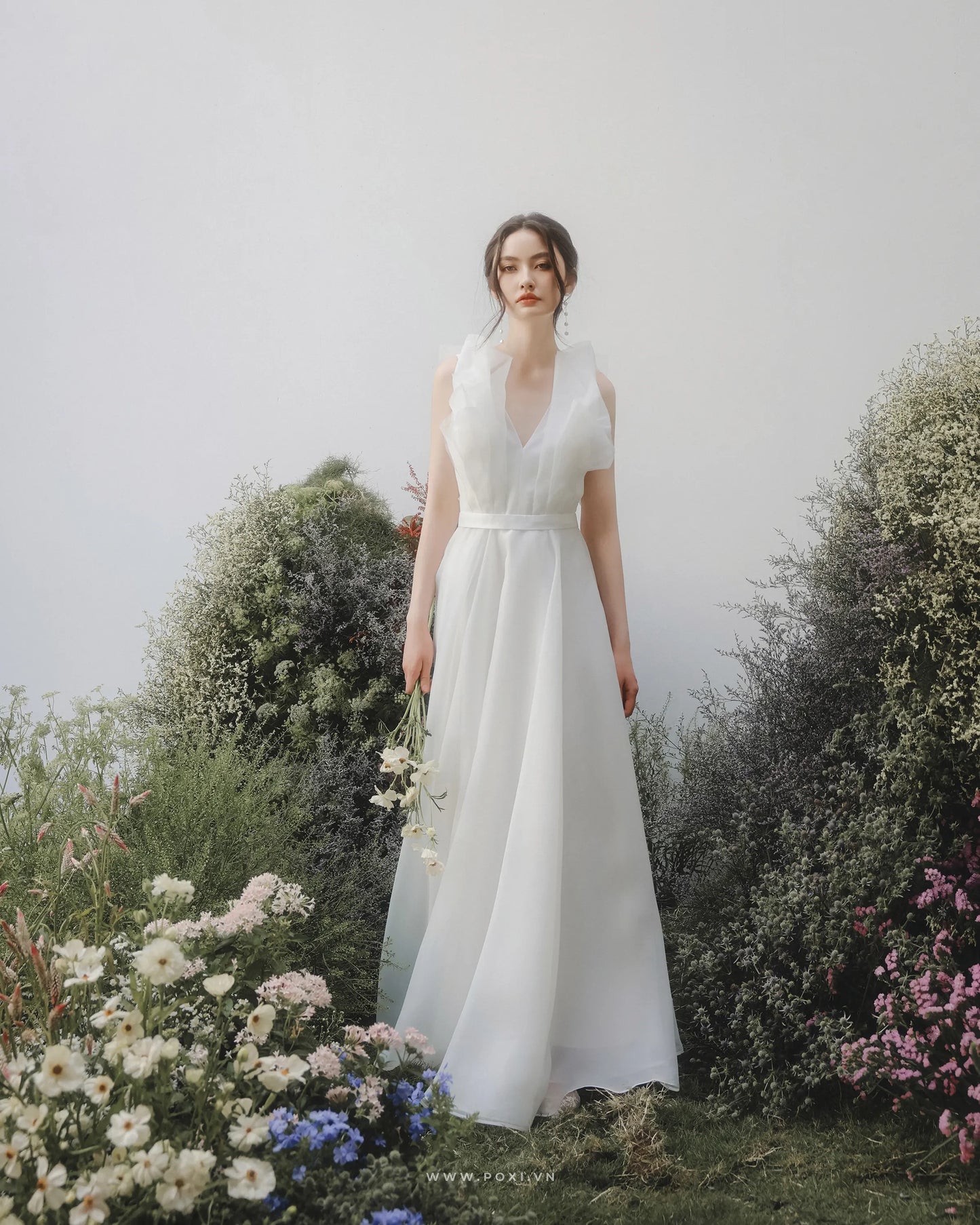 Made-to-order wedding dresses with V-neck and unique pleated bodice - D1621 - POXI