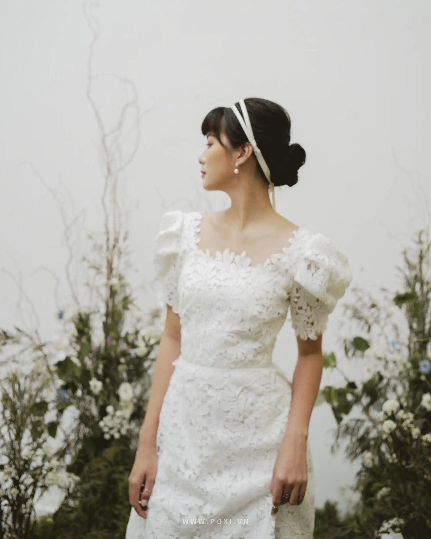 Elegant lace custom-order wedding dress with square neck and puff sleeves - D1622