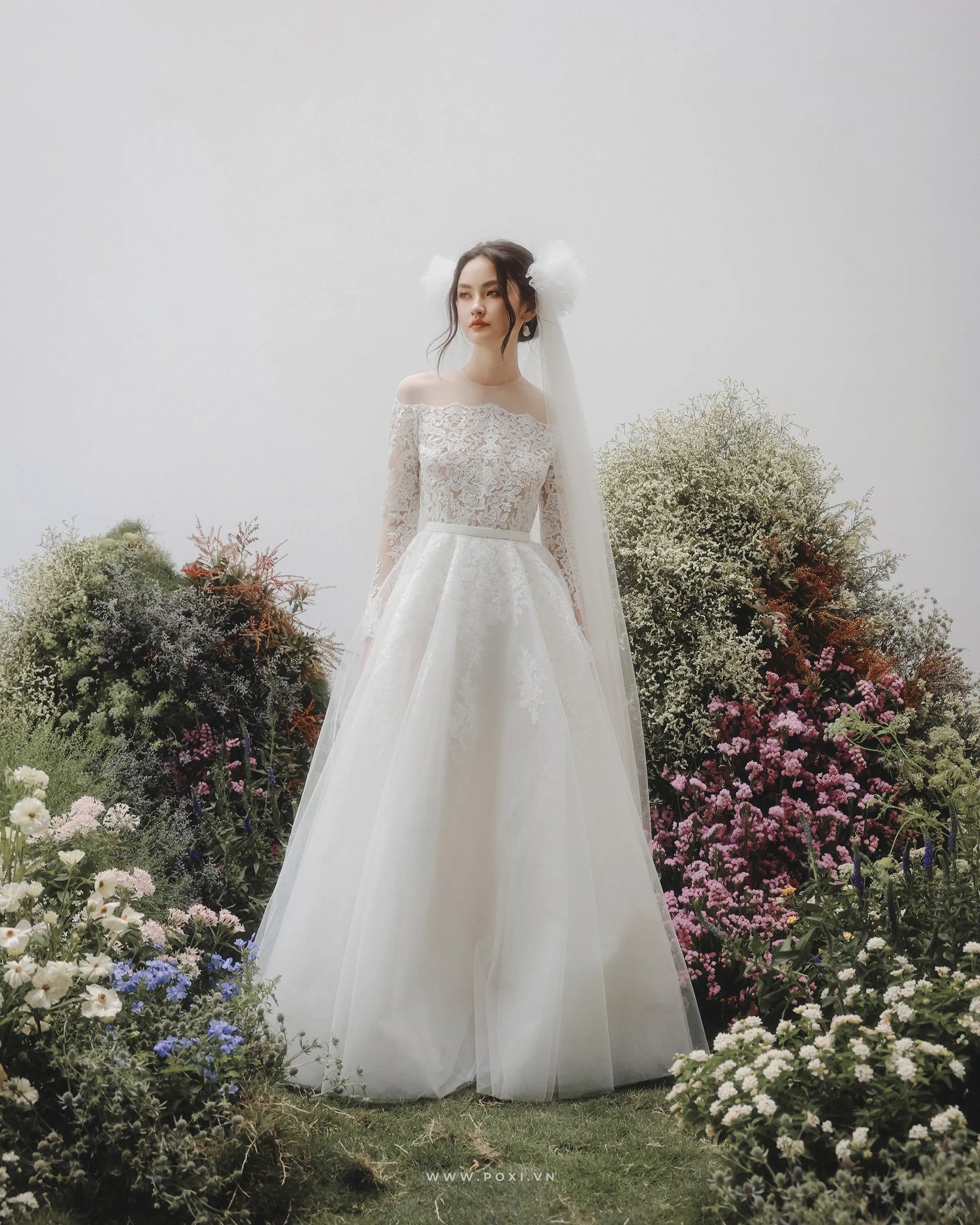 Elegant off-the-shoulder wedding dress with flared skirt and long sleeves - D1746 - POXI