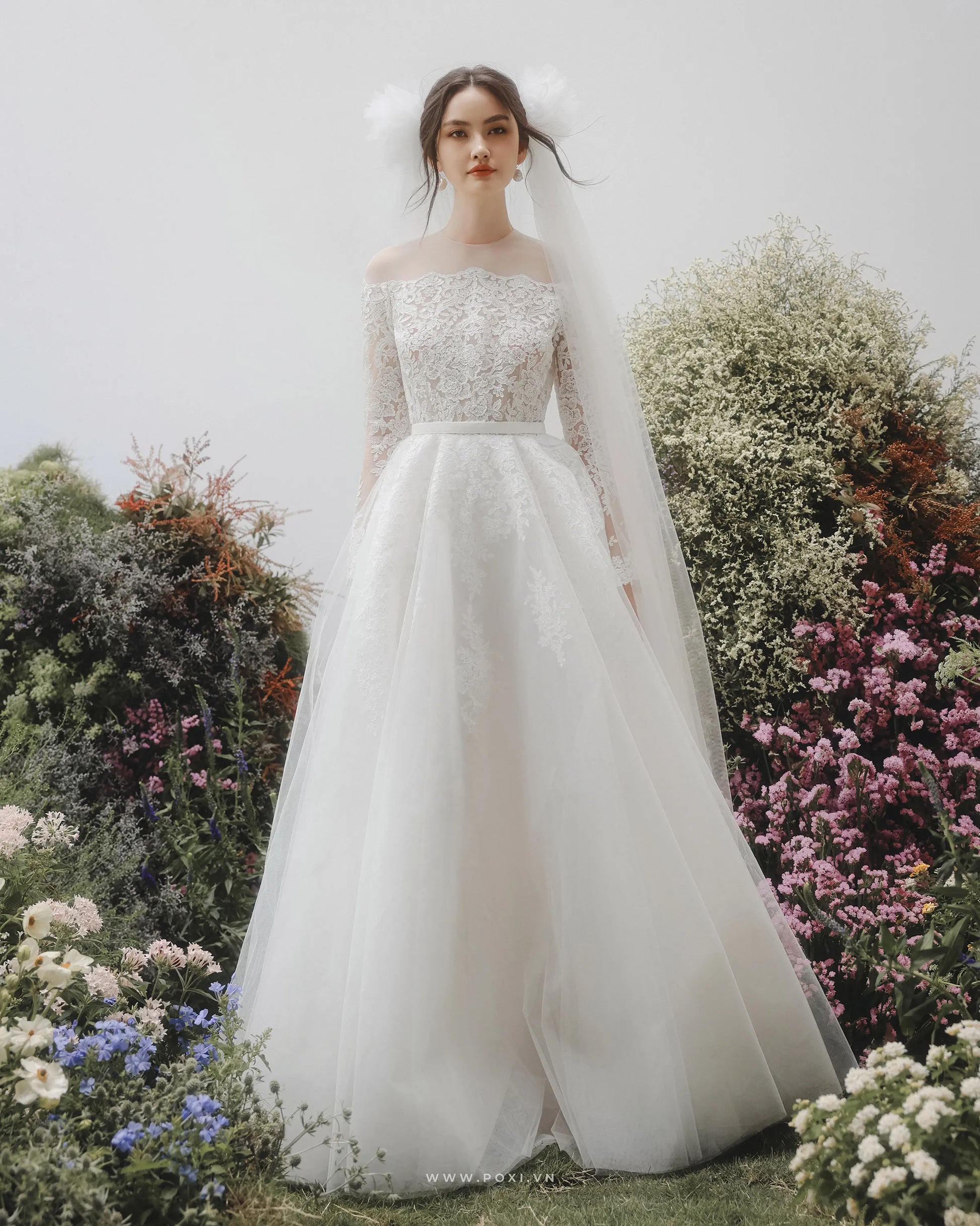 Elegant off-the-shoulder wedding dress with flared skirt and long sleeves - D1746 - POXI