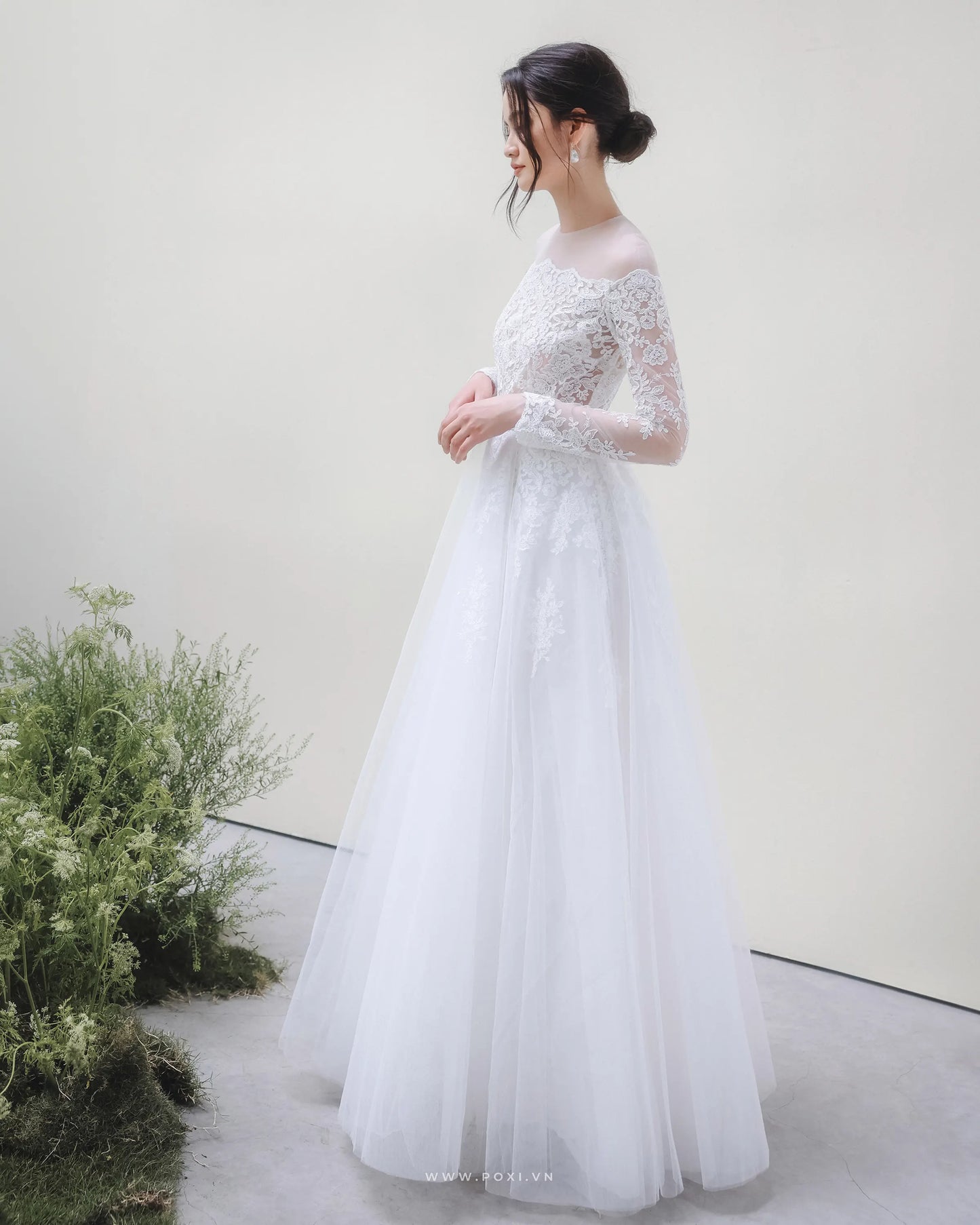 Elegant off-the-shoulder wedding dress with flared skirt and long sleeves - D1746 - POXI