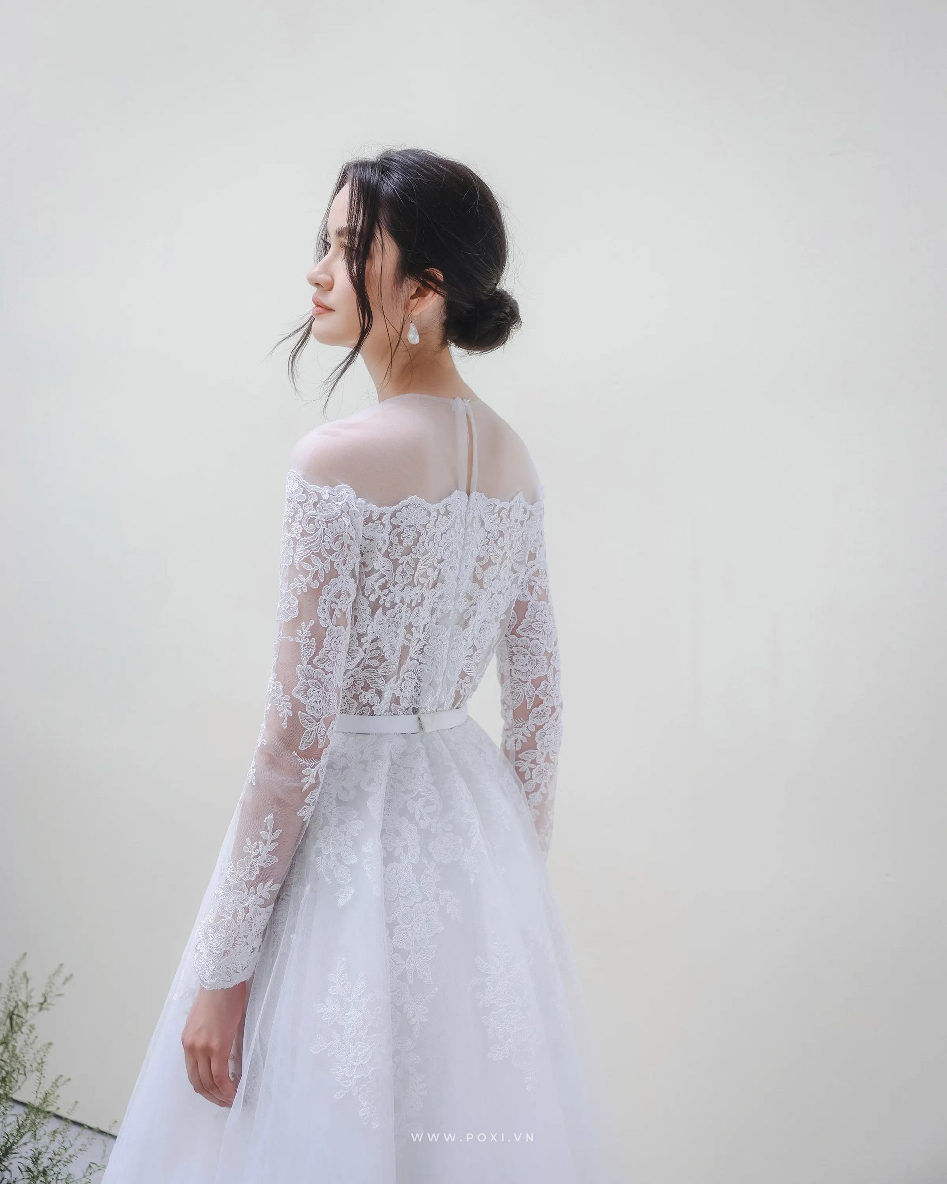 Elegant off-the-shoulder wedding dress with flared skirt and long sleeves - D1746 - POXI