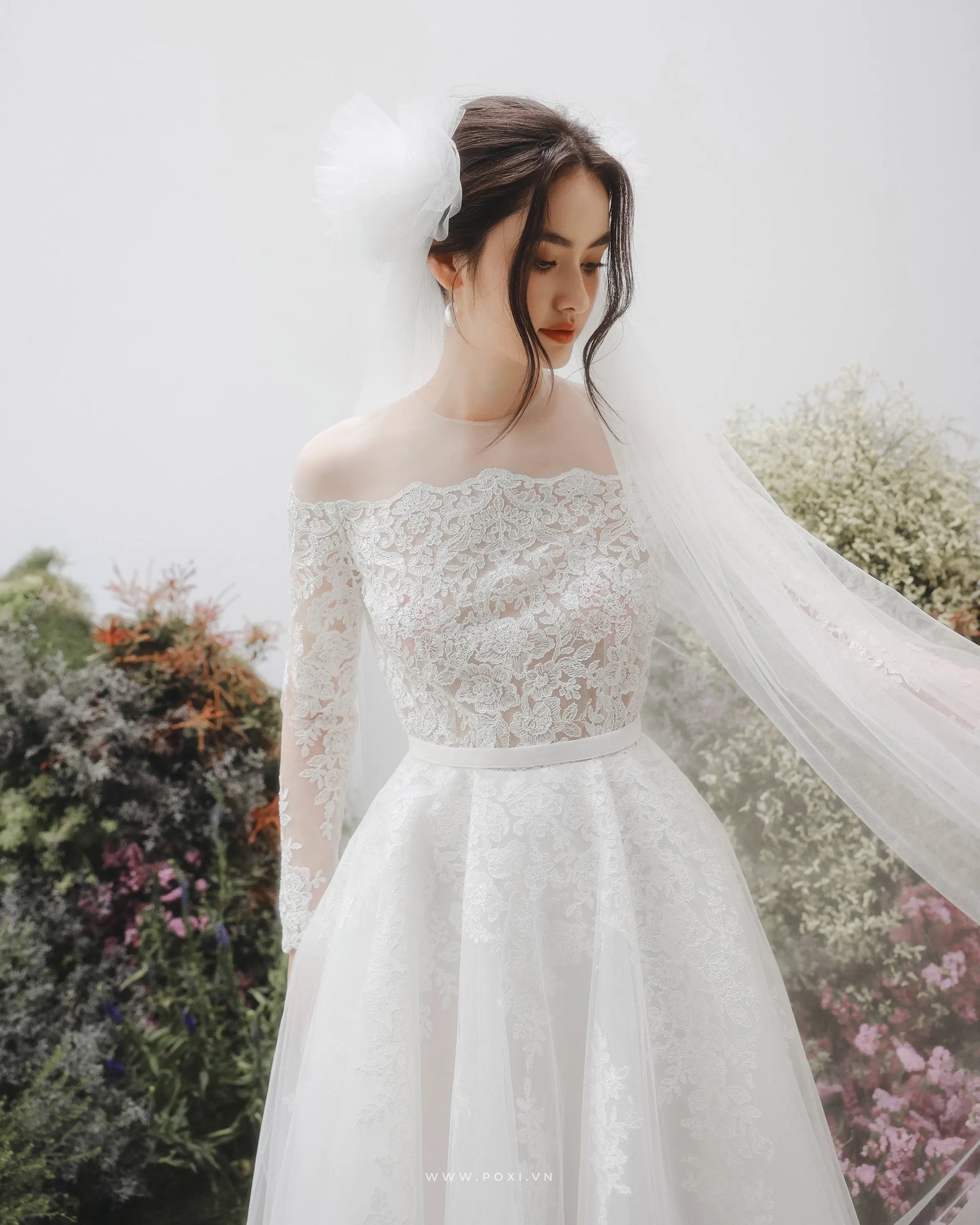 Elegant off-the-shoulder wedding dress with flared skirt and long sleeves - D1746 - POXI