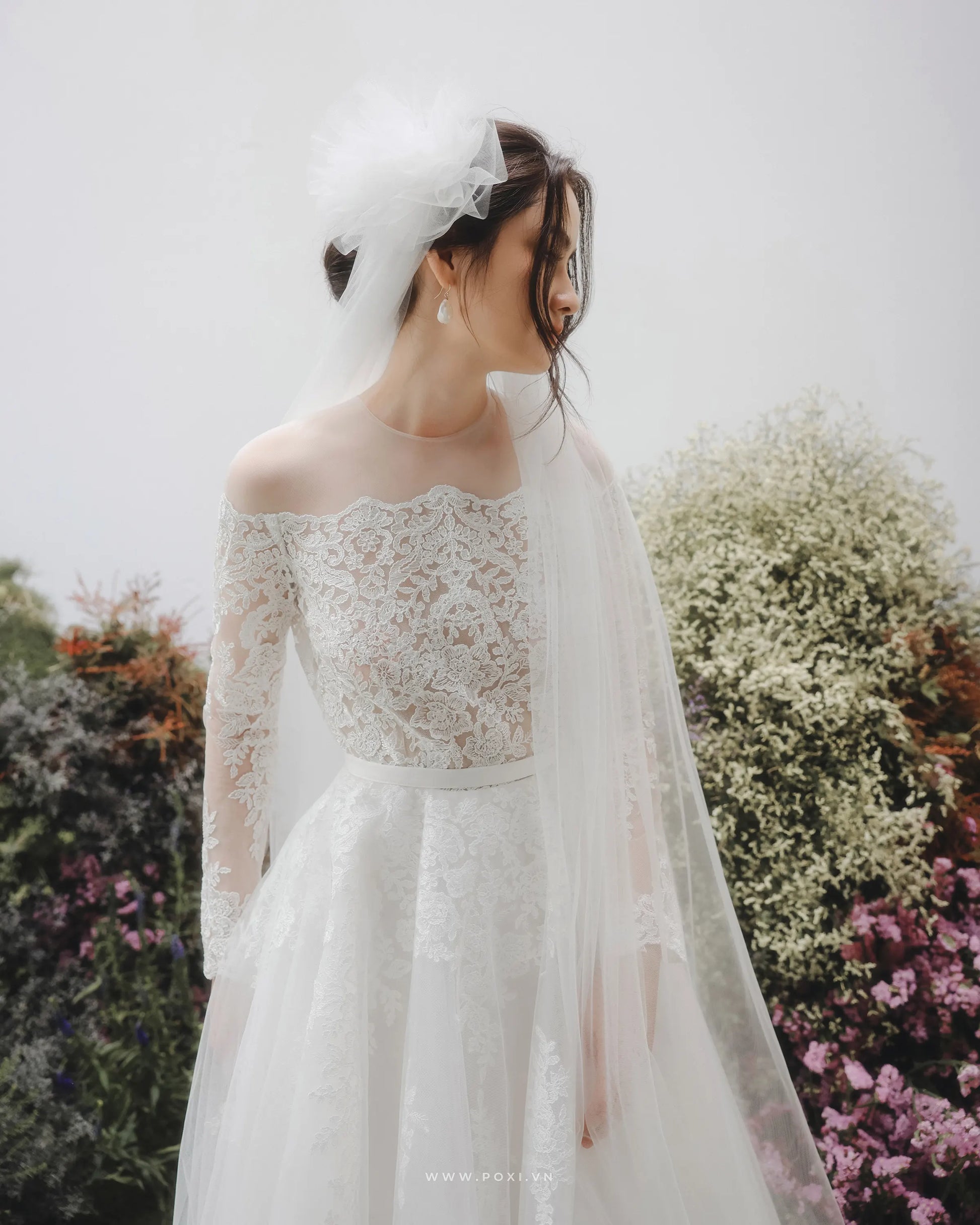 Elegant off-the-shoulder wedding dress with flared skirt and long sleeves - D1746 - POXI