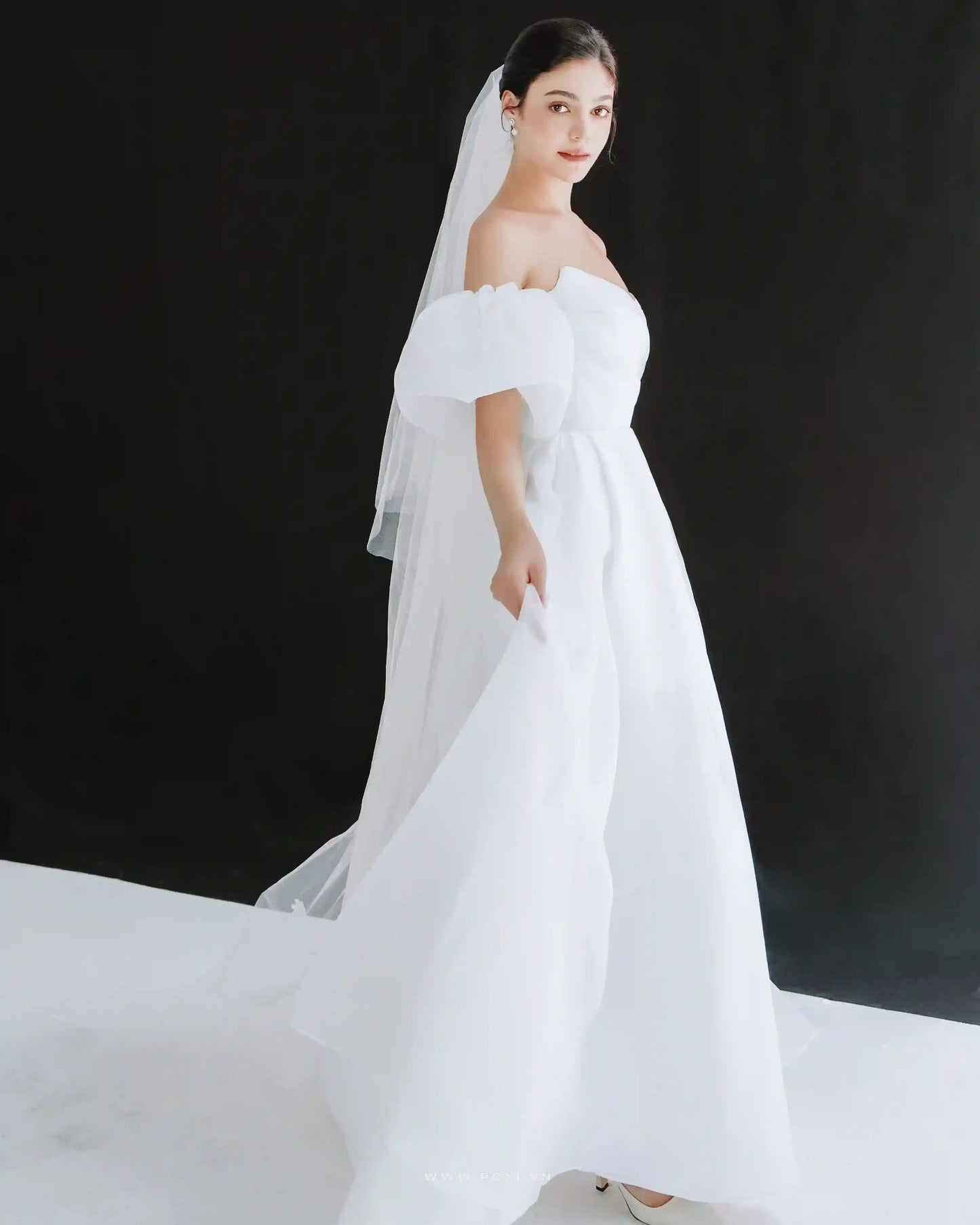 Made-to-order Modern off-the-shoulder wedding dress with a puffed sleeve detachable. - POXI