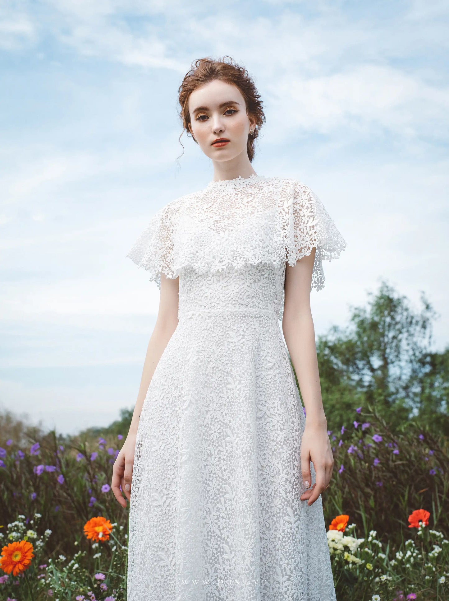 Made-to-order elegant lace wedding dress with V-neck and cape detachable - D1403