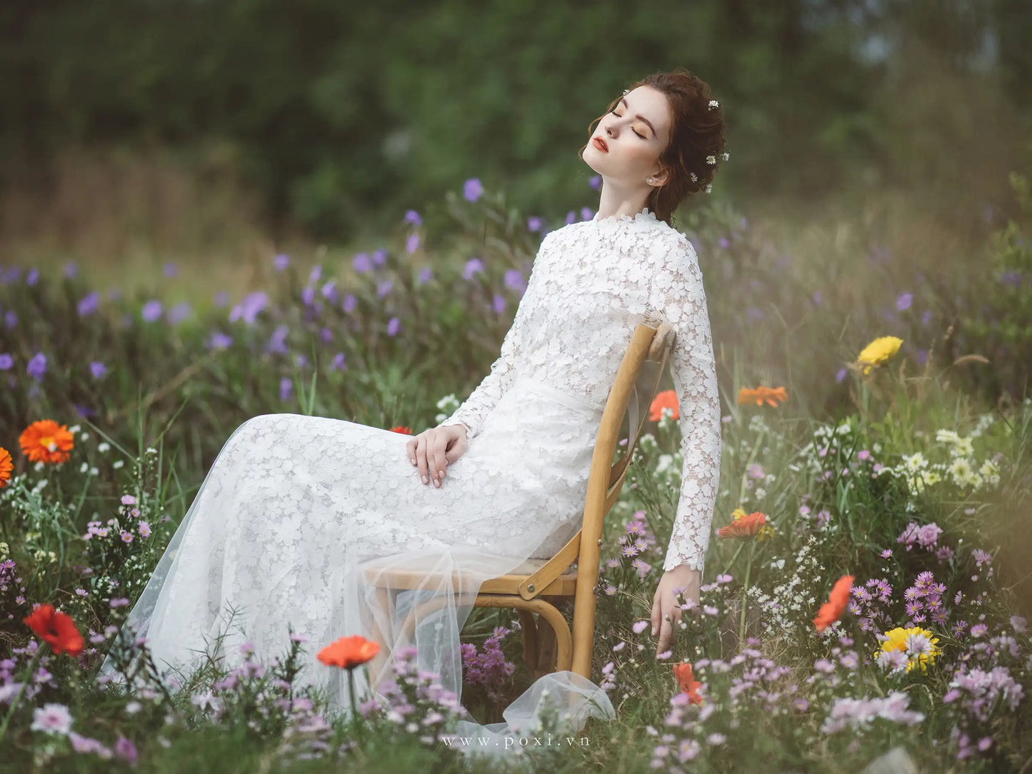 Made-to-order elegant lace wedding dress with crew neck, long sleeve, and detachable tulle skirt - D1536