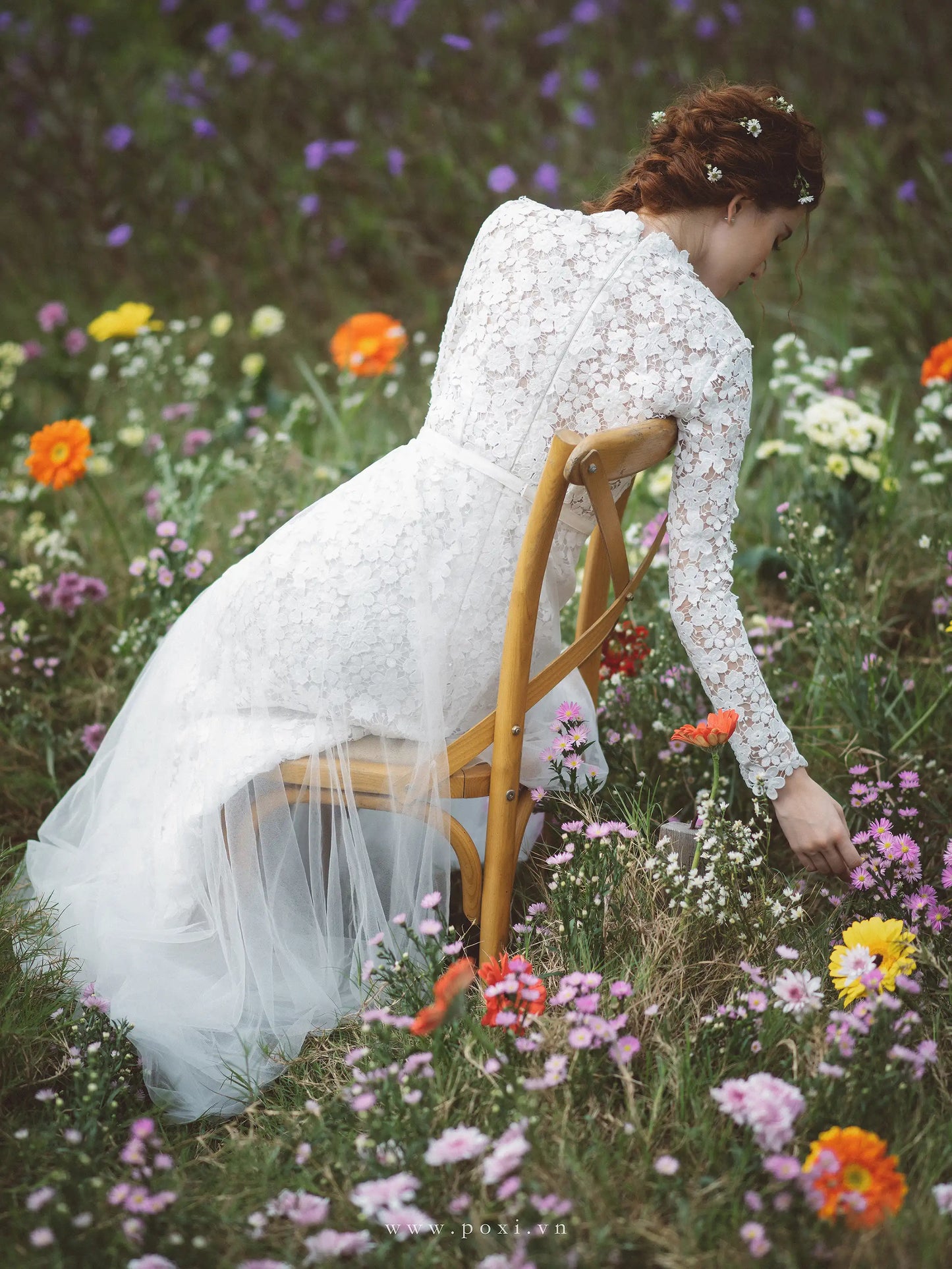 Made-to-order elegant lace wedding dress with crew neck, long sleeve, and detachable tulle skirt - D1536