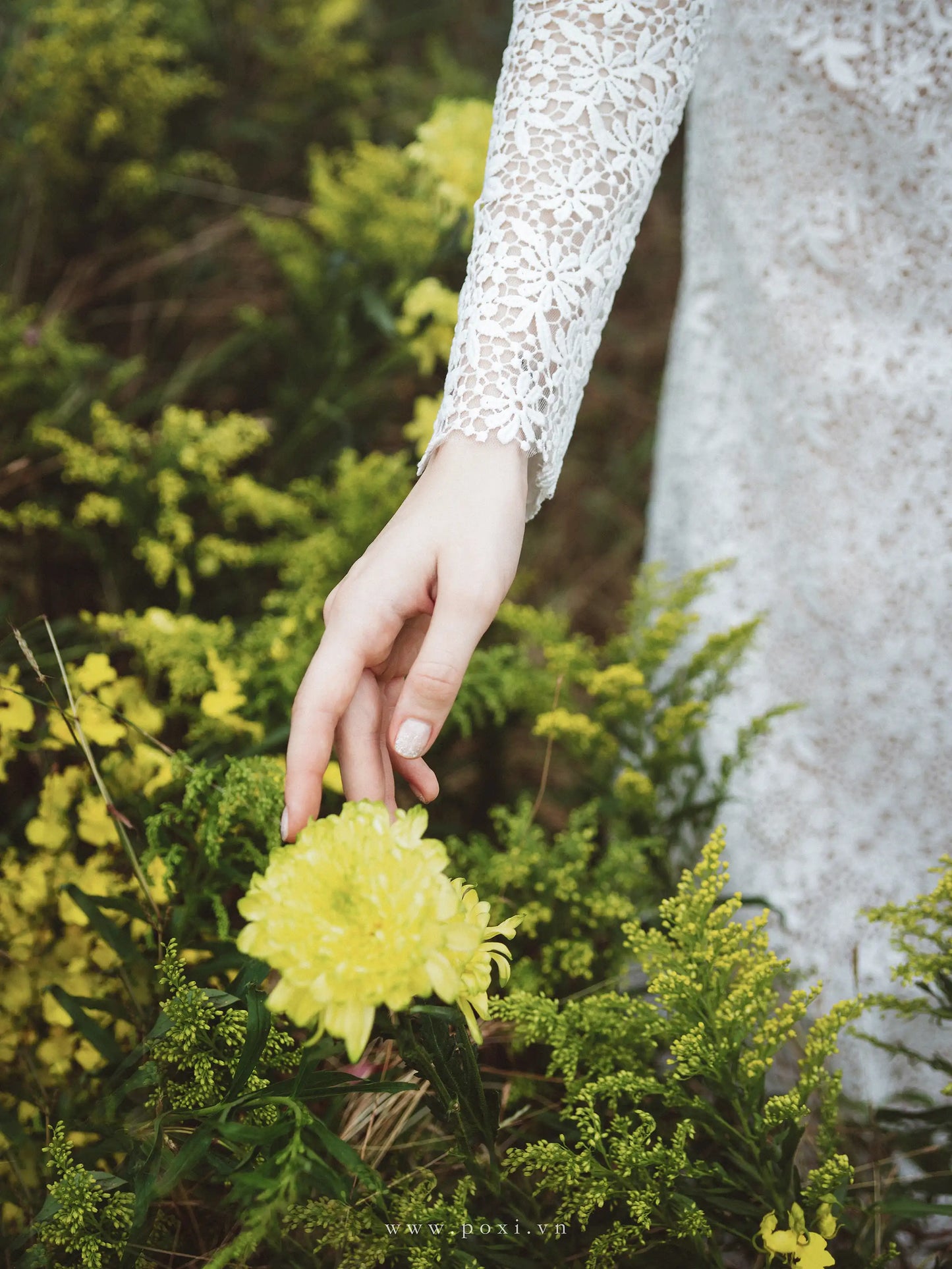 Made-to-order elegant lace wedding dress with crew neck and long sleeve - D1243