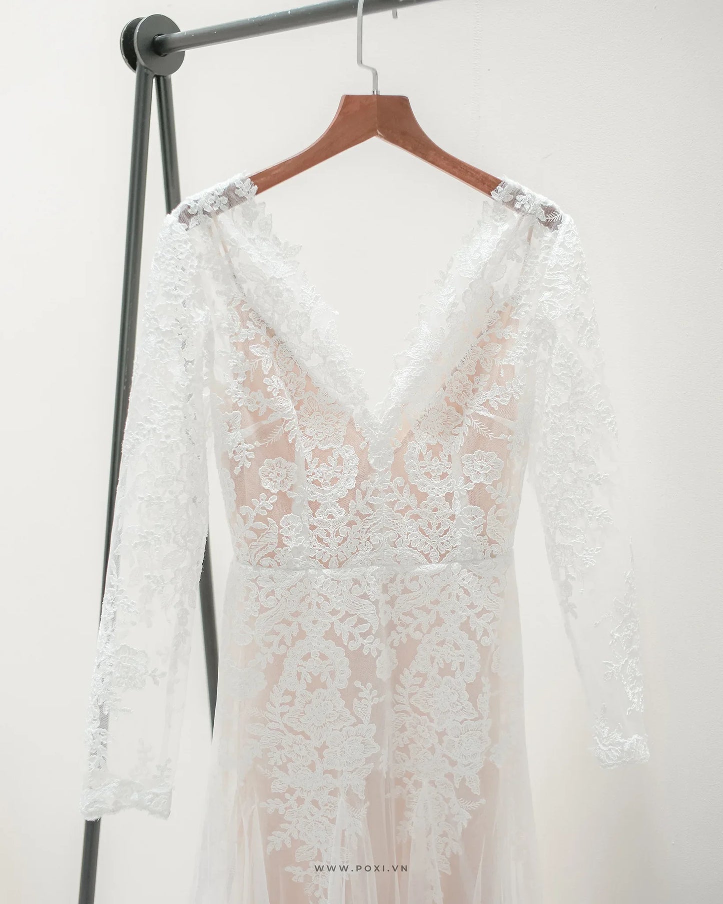 Made-to-order Mermaid lace wedding dress with V-neck and long sleeve - D1782 - POXI