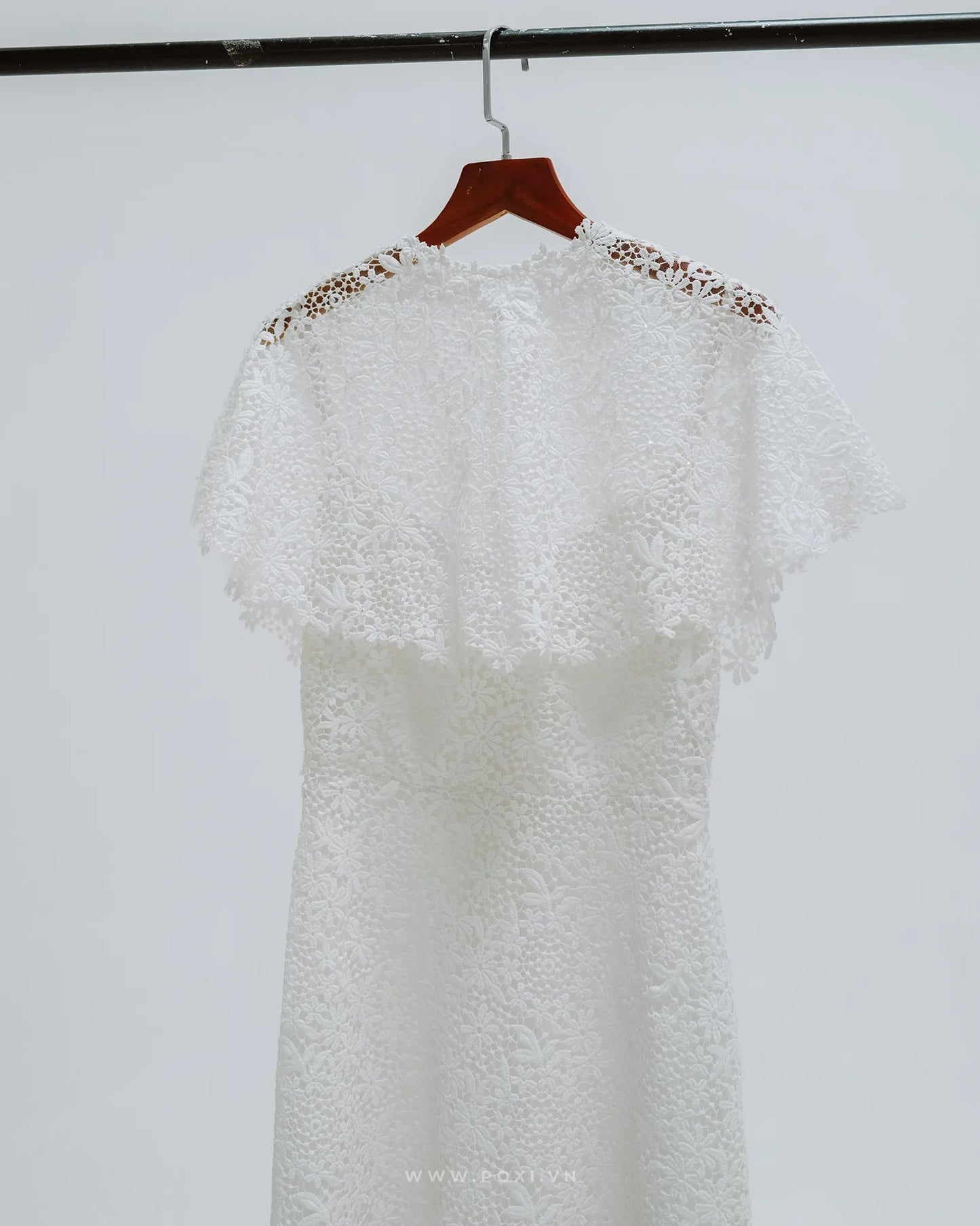 Made-to-order elegant lace wedding dress with V-neck and cape detachable - D1403 - POXI