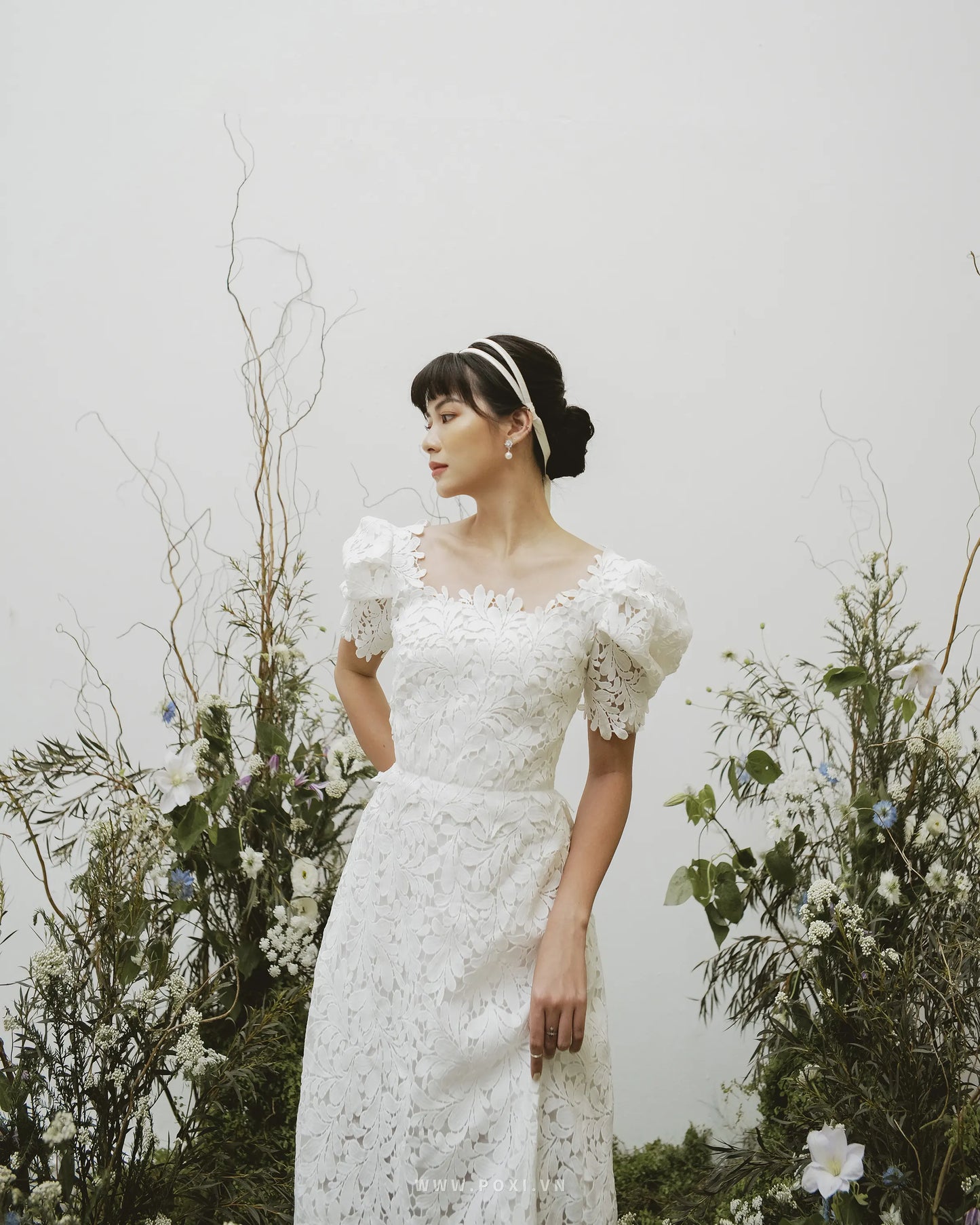 Elegant lace custom-order wedding dress with square neck and puff sleeves - D1622