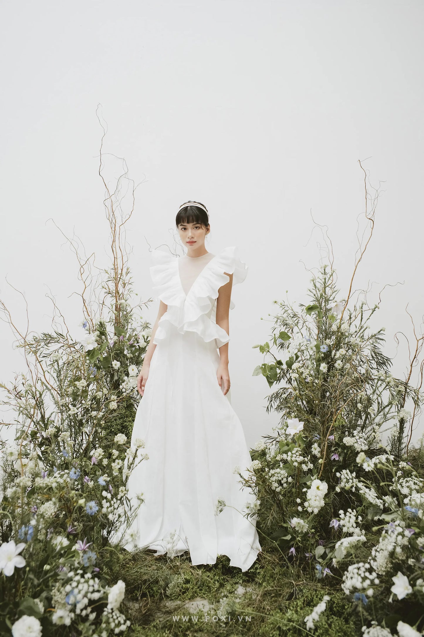 Impressive made-to-order wedding dress with flying skirt and pleated ruffle detail on top - D1603