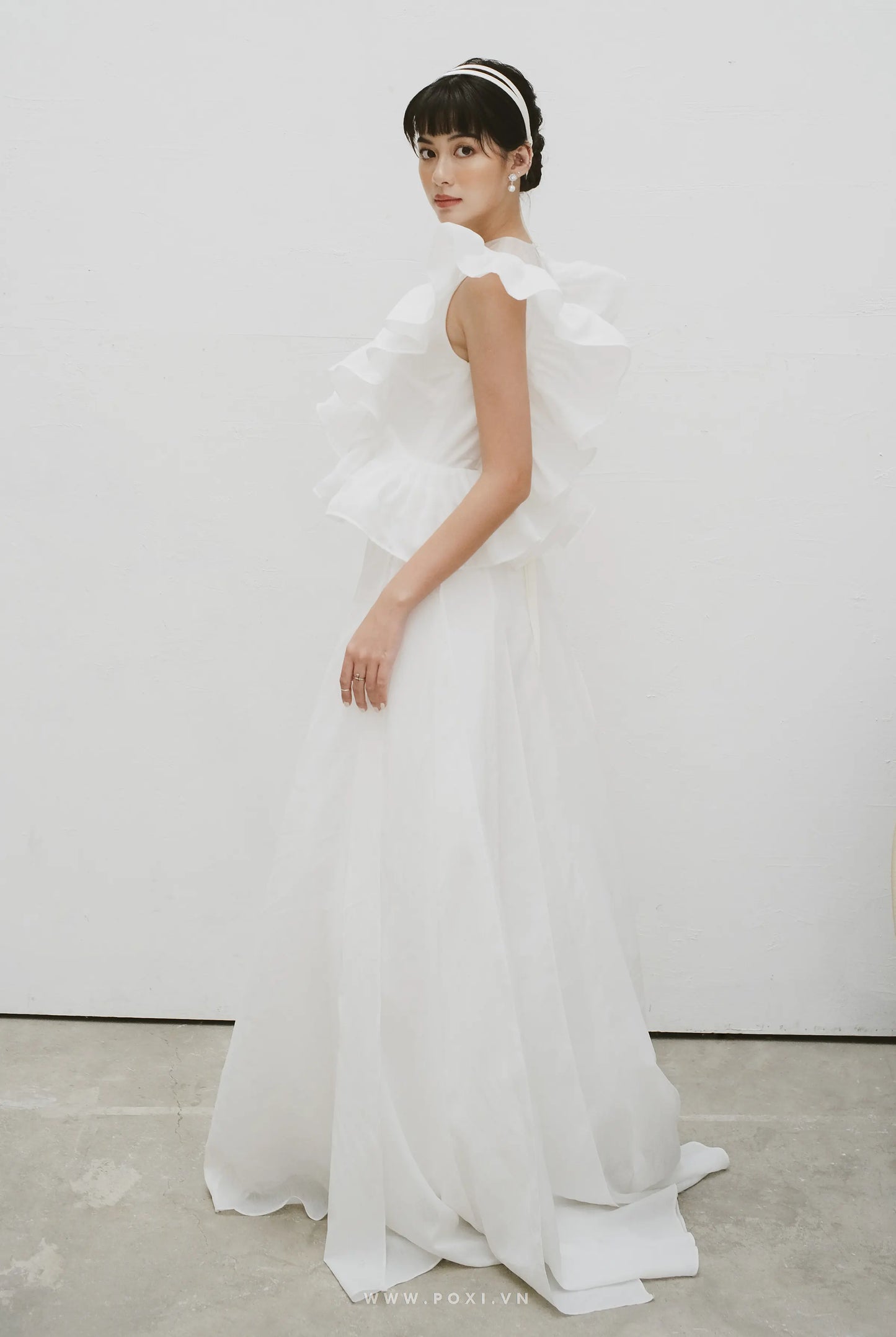 Impressive made-to-order wedding dress with flying skirt and pleated ruffle detail on top - D1603