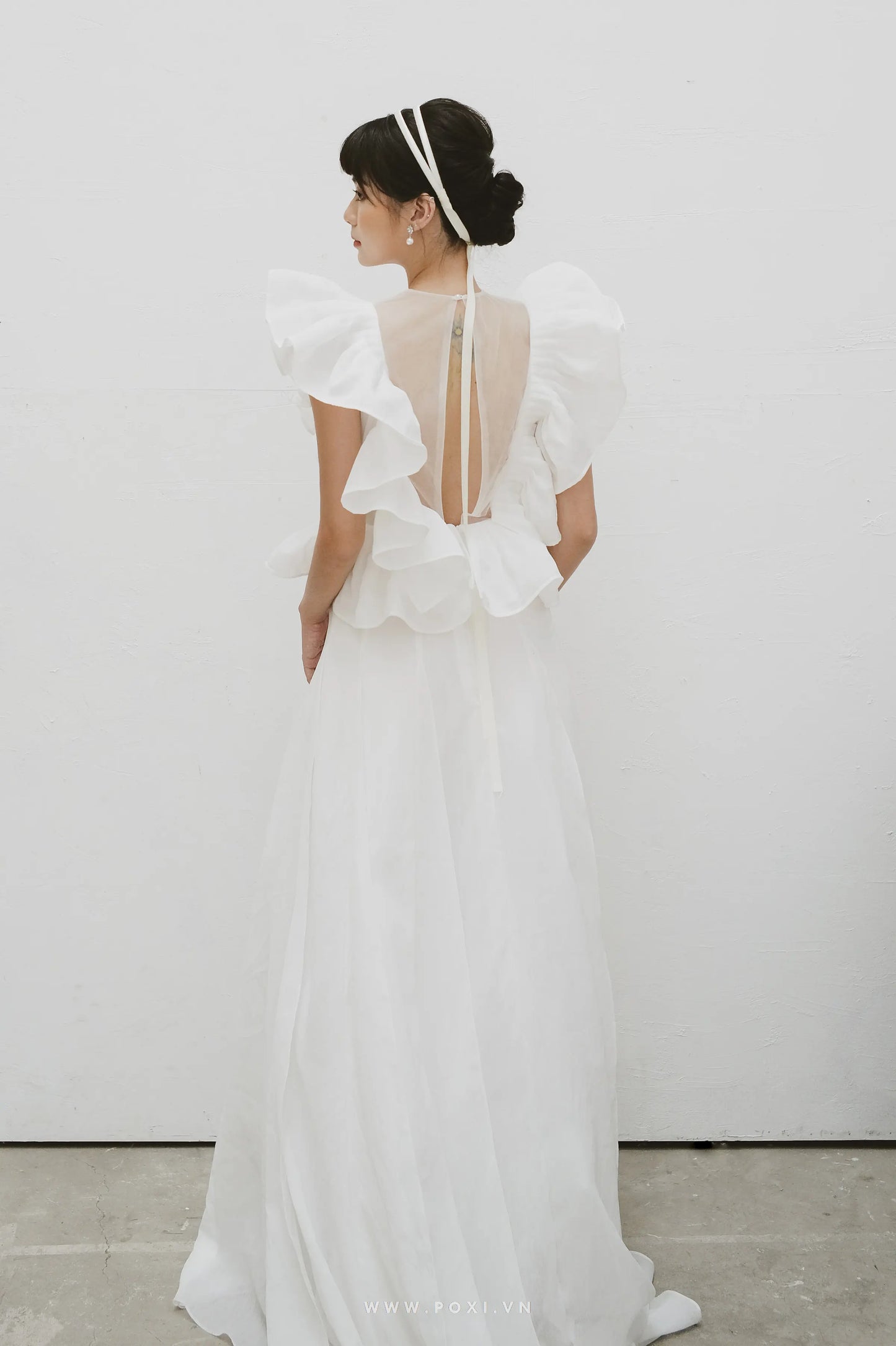 Impressive made-to-order wedding dress with flying skirt and pleated ruffle detail on top - D1603